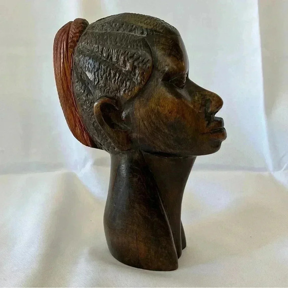 Gorgeous Hand Carved Wood Sculpture of African Woman - Picture 4 of 5